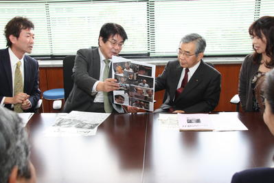 映画制作に携わった方々からお話をうかがう知事の写真