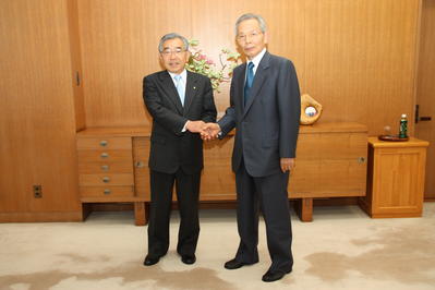 原さんと握手をする知事