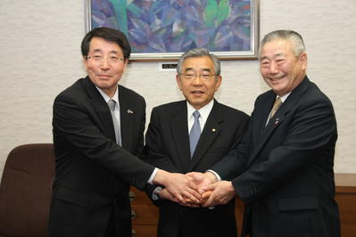 退職教員に対して感謝の言葉を述べる知事の写真