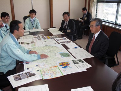 説明を受ける知事の写真その2
