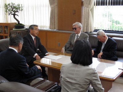 説明を受ける知事の写真
