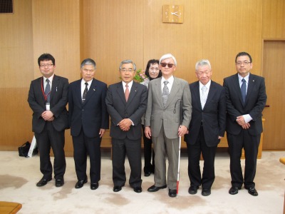 記念撮影をする知事の写真