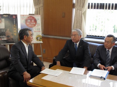 説明を受ける知事の写真