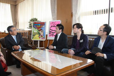 訪問された皆さんと懇談する知事