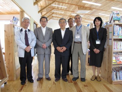 皆さんと一緒に記念撮影をする知事
