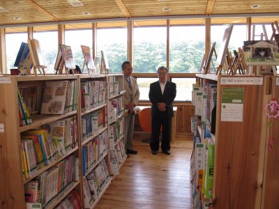 館内を視察する知事