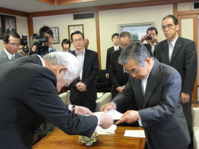 要請書を手渡す知事