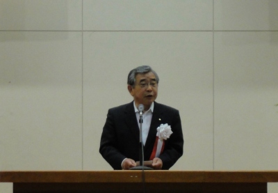 式辞を述べる知事