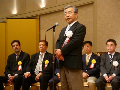 あいさつする知事