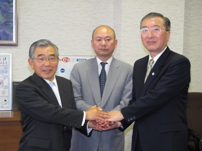 石崎社長と握手する知事