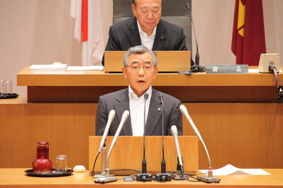 施政方針を述べる知事