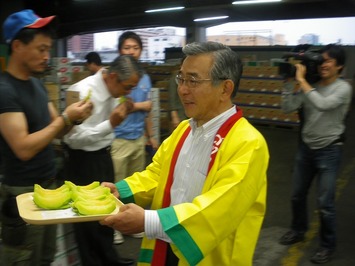 試食品を振る舞う知事