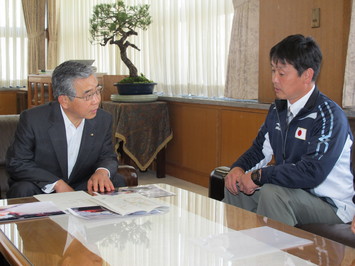 大会について説明を受ける知事