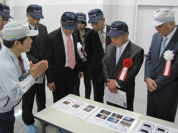 工場内を視察する知事