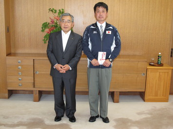 松井さんと記念撮影をする知事