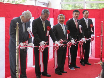 関係者とともにテープカットをする知事