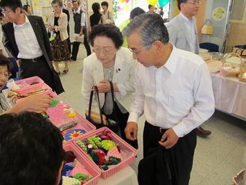 イベントブースを見て回る知事