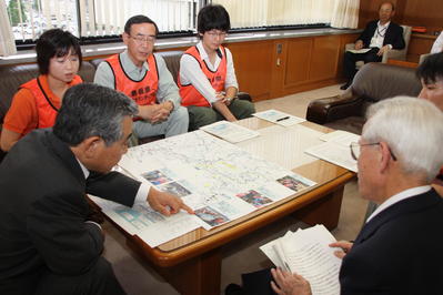 活動の報告を受ける知事