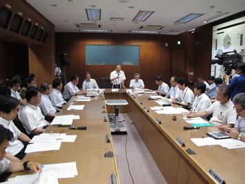 開会にあたりあいさつする知事の写真その1