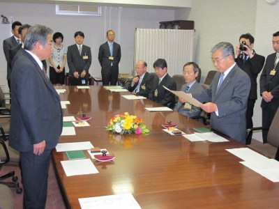 認定書を交付する知事
