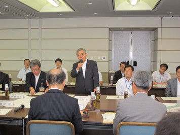 県からの提案を述べる知事