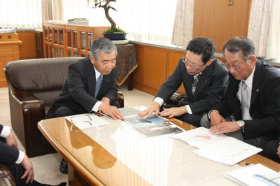 事業計画の説明を受ける知事