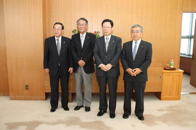 八巻社長などと記念撮影する知事