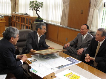 受賞の報告を受ける知事