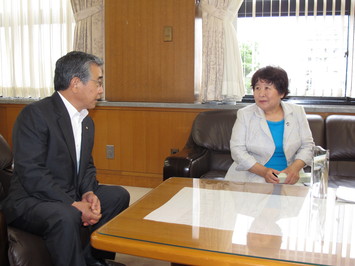 受賞の報告を受ける知事