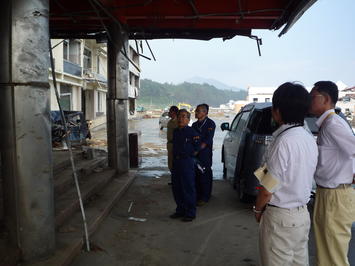 陸前高田市役所で状況説明を受ける知事