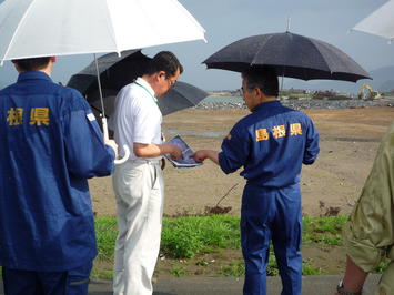 陸前高田市の沿岸部を視察する知事