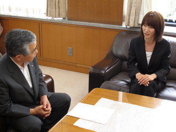 懇談する杉原さんと知事