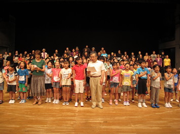 出演者のみなさんと一緒に歌を歌う知事