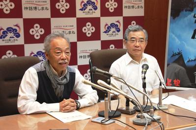 共同会見を行う知事と谷村さんの写真その1