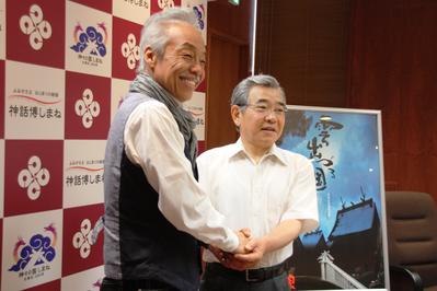 共同会見を行う知事と谷村さんの写真その2