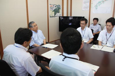 若手検討グループのメンバーとの意見交換の写真その1