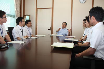 若手検討グループのメンバーとの意見交換の写真その2