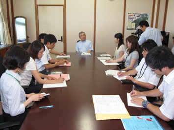 若手検討グループのメンバーとの意見交換の写真その1