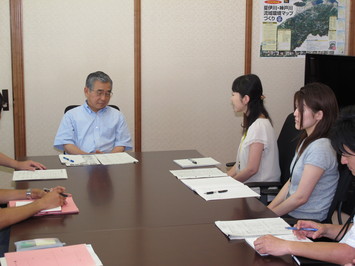 若手検討グループのメンバーとの意見交換の写真その2