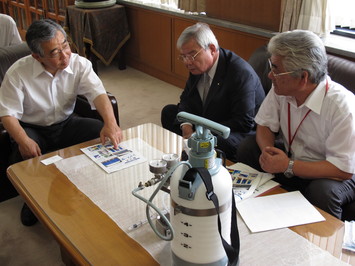 新装置の報告を受ける知事