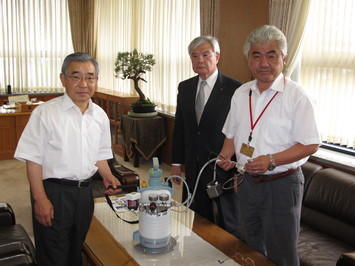 報告を受ける知事