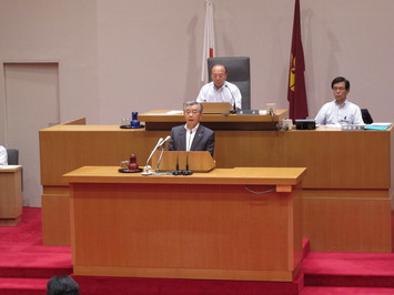 議決後あちさつする知事