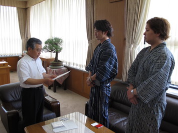 委嘱状を渡す知事