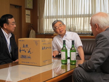 新種ヌーボーの紹介を受ける知事