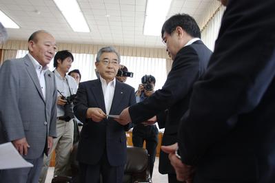 要請書を手渡す知事