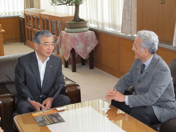 田村拓男さんとの懇談の様子