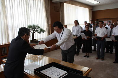 表彰状等を授与する知事