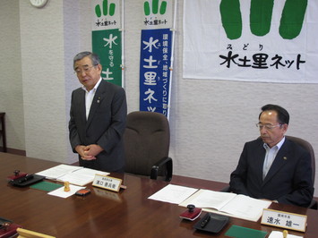 あいさつする知事