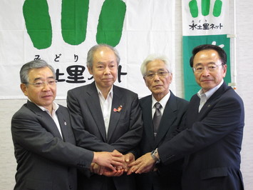 協定関係者の握手の様子