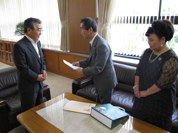 記念事業の説明を受ける知事の写真その1